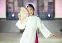36 mẫu nhí tự tin trình diễn áo dài trên du thuyền