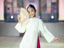 36 mẫu nhí tự tin trình diễn áo dài trên du thuyền