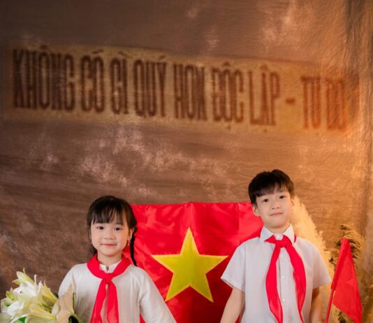 SẮC MÀU YÊU NƯỚC QUA ỐNG KÍNH TUỔI THƠ